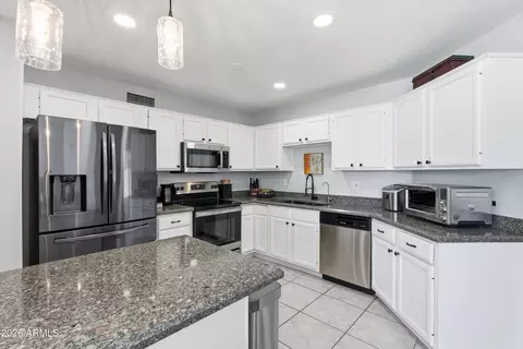 Kitchen - 4534 E Amberwood Dr, Phoenix, AZ 85048 photo 4 of 4