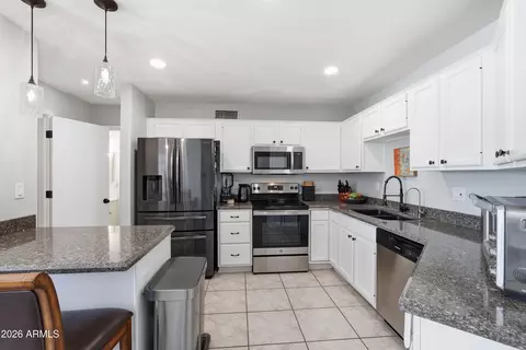 Kitchen - 4534 E Amberwood Dr, Phoenix, AZ 85048 photo 3 of 4