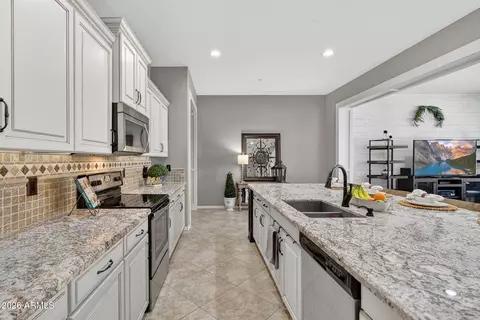Kitchen - 2926 E Wyatt Way, Gilbert, AZ 85297 photo 5 of 8