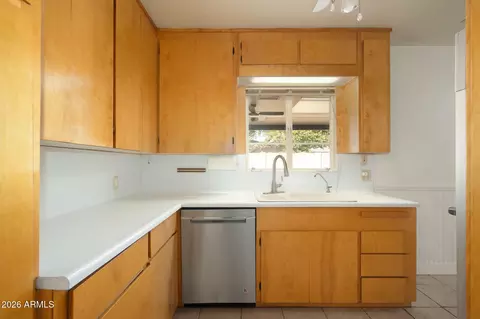 Kitchen - 4136 E Montecito Ave, Phoenix, AZ 85018 photo 1 of 2