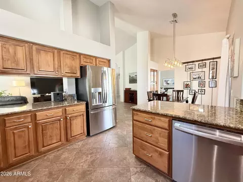 Kitchen - 208 E South Fork Dr, Phoenix, AZ 85048 photo 2 of 3