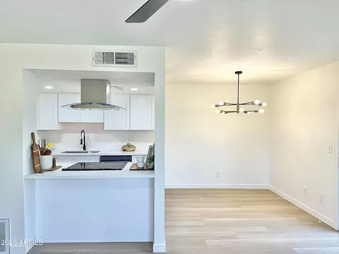 10215 N 8th St #B, Phoenix, AZ 85020