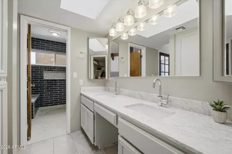 Bath - 1001 E Becker Ln, Phoenix, AZ 85020 photo 1 of 4