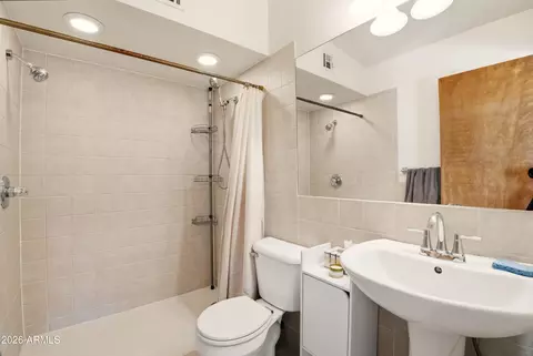 Bath - 1419 E Solano Dr, Phoenix, AZ 85014 photo 1 of 3