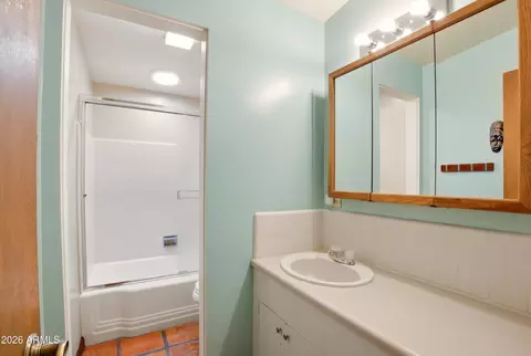 Bath - 1419 E Solano Dr, Phoenix, AZ 85014 photo 3 of 3