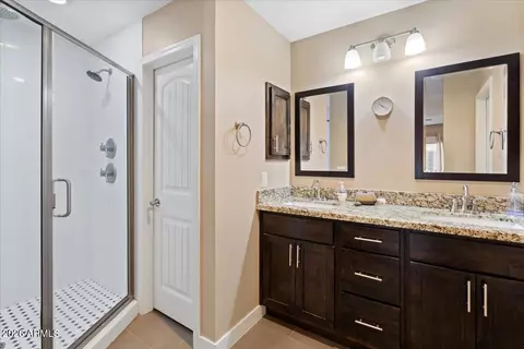 Bath - 1039 E Montebello Ave, Phoenix, AZ 85014 photo 2 of 3