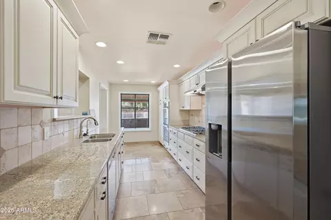 Kitchen - 3223 E Weldon Ave, Phoenix, AZ 85018 photo 2 of 6