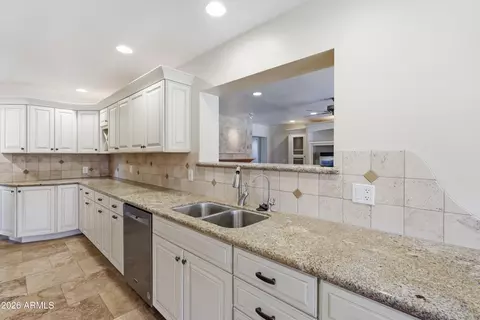 Kitchen - 3223 E Weldon Ave, Phoenix, AZ 85018 photo 4 of 6