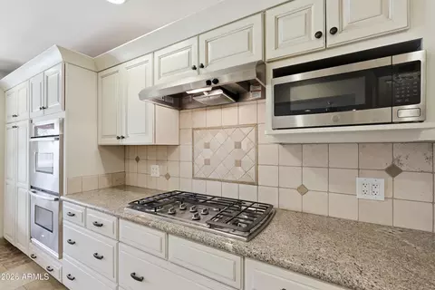 Kitchen - 3223 E Weldon Ave, Phoenix, AZ 85018 photo 3 of 6