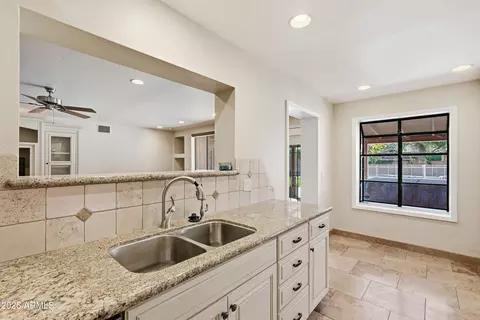 Kitchen - 3223 E Weldon Ave, Phoenix, AZ 85018 photo 5 of 6