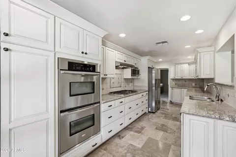 Kitchen - 3223 E Weldon Ave, Phoenix, AZ 85018 photo 1 of 6