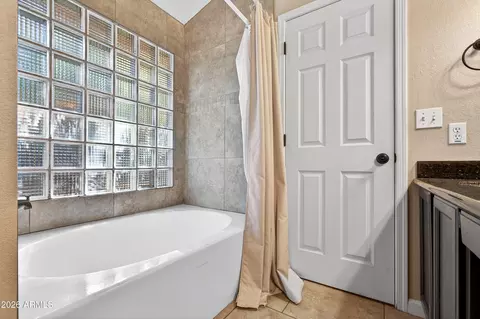 Bath - 919 N Starling Dr, Gilbert, AZ 85234 photo 3 of 4