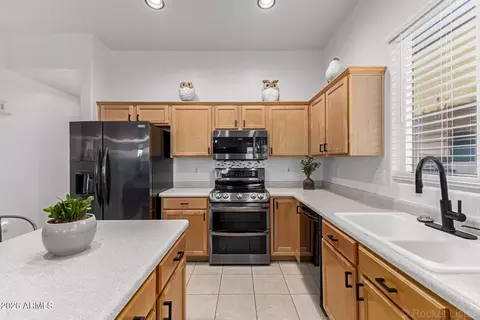 Kitchen - 3257 E Maplewood St, Gilbert, AZ 85297 photo 5 of 7