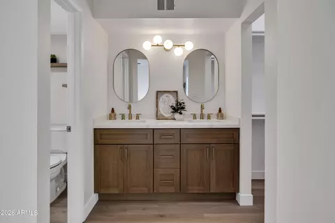 Bath - 2107 W Marlette Ave, Phoenix, AZ 85015 photo 1 of 4