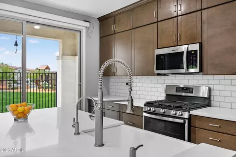 Kitchen - 690 N Sparrow Ct, Gilbert, AZ 85234 photo 6 of 7