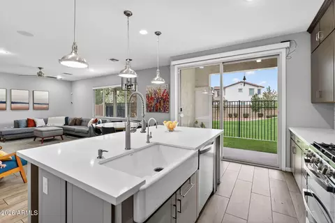 Kitchen - 690 N Sparrow Ct, Gilbert, AZ 85234 photo 5 of 7