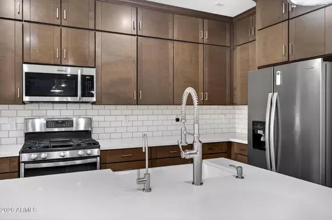Kitchen - 690 N Sparrow Ct, Gilbert, AZ 85234 photo 7 of 7