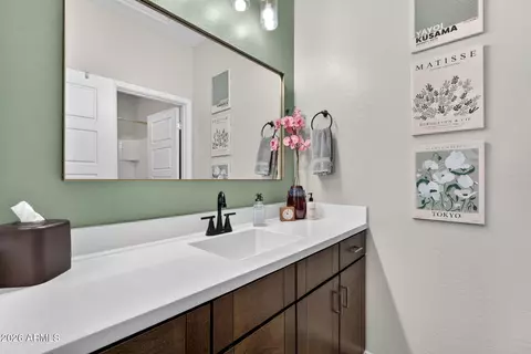 Bath - 690 N Sparrow Ct, Gilbert, AZ 85234 photo 6 of 7