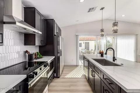 Kitchen - 2507 E Devonshire Ave, Phoenix, AZ 85016 photo 4 of 5
