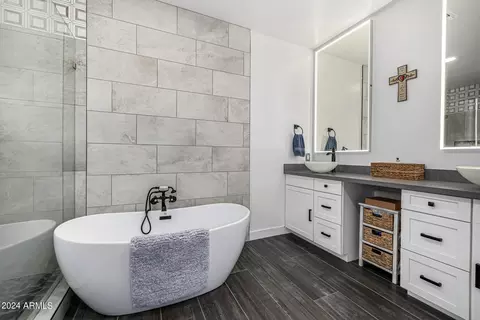 Bath - 1829 W Cloud Rd, Phoenix, AZ 85086 photo 3 of 11