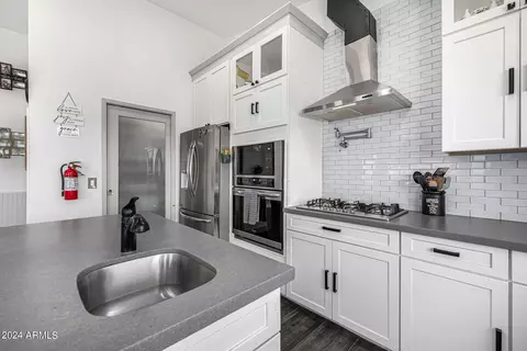 Kitchen - 1829 W Cloud Rd, Phoenix, AZ 85086 photo 6 of 10