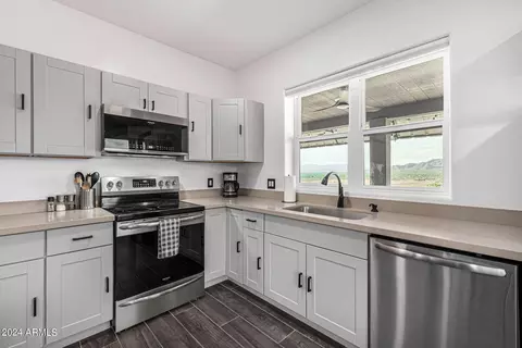 Kitchen - 1829 W Cloud Rd, Phoenix, AZ 85086 photo 9 of 10