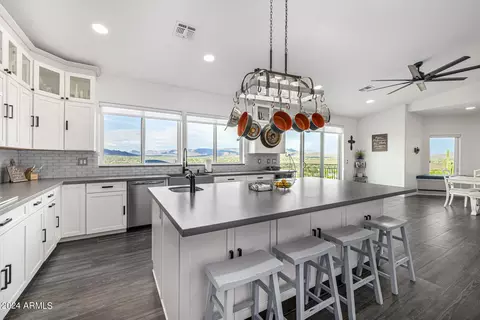 Kitchen - 1829 W Cloud Rd, Phoenix, AZ 85086 photo 5 of 10