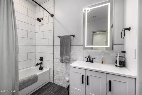 Bath - 1829 W Cloud Rd, Phoenix, AZ 85086 photo 9 of 11