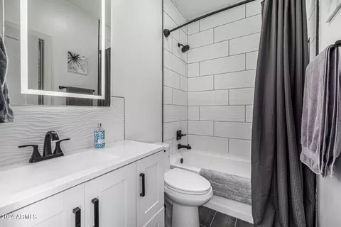 Bath - 1829 W Cloud Rd, Phoenix, AZ 85086 photo 10 of 11