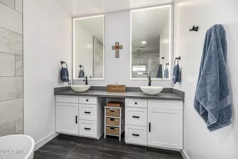 Bath - 1829 W Cloud Rd, Phoenix, AZ 85086 photo 4 of 11