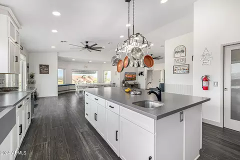 Kitchen - 1829 W Cloud Rd, Phoenix, AZ 85086 photo 4 of 10