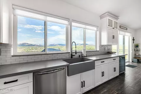 Kitchen - 1829 W Cloud Rd, Phoenix, AZ 85086 photo 8 of 10