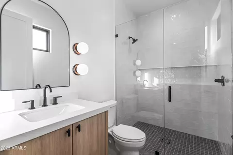 Bath - 4015 E Glenrosa Ave, Phoenix, AZ 85018 photo 4 of 6