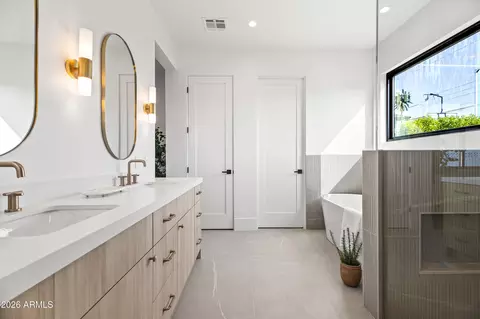 Bath - 4015 E Glenrosa Ave, Phoenix, AZ 85018 photo 3 of 6