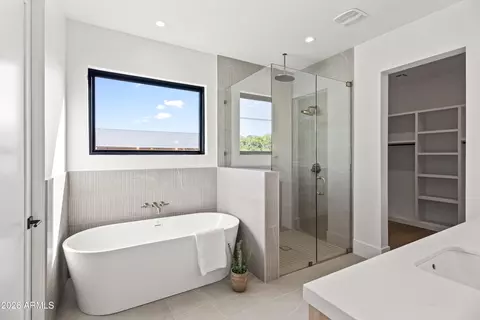 Bath - 4015 E Glenrosa Ave, Phoenix, AZ 85018 photo 1 of 6