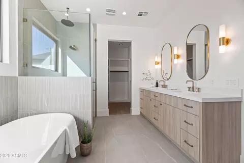 Bath - 4015 E Glenrosa Ave, Phoenix, AZ 85018 photo 2 of 6
