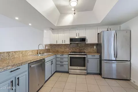Kitchen - 2838 E Beck Ln #2, Phoenix, AZ 85032 photo 1 of 3