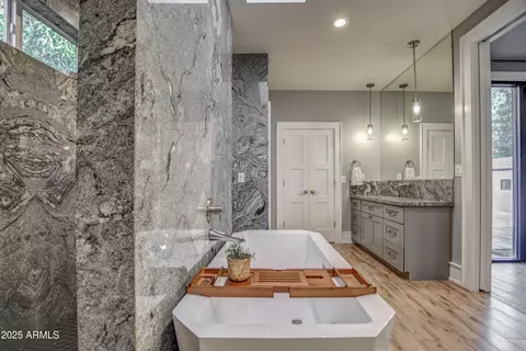 Bath - 71 W Cypress St, Phoenix, AZ 85003 photo 5 of 7