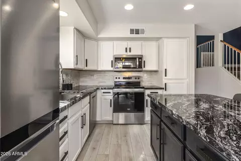 Kitchen - 3324 E Brookwood Ct, Phoenix, AZ 85048 photo 3 of 8