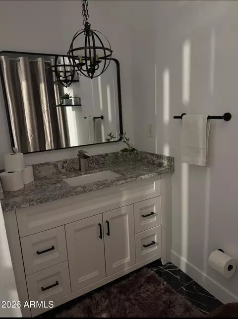 Bath - 1015 S 1st Ave, Phoenix, AZ 85003 photo 2 of 4