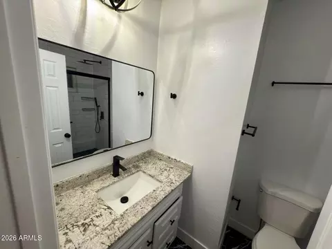 Bath - 1015 S 1st Ave, Phoenix, AZ 85003 photo 3 of 4