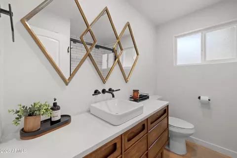 Bath - 9829 N 4th Ave, Phoenix, AZ 85021 photo 3 of 3