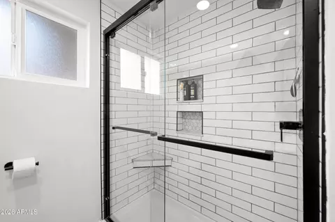 Bath - 9829 N 4th Ave, Phoenix, AZ 85021 photo 2 of 3