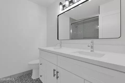 Bath - 501 W Seldon Ln, Phoenix, AZ 85021 photo 1 of 3