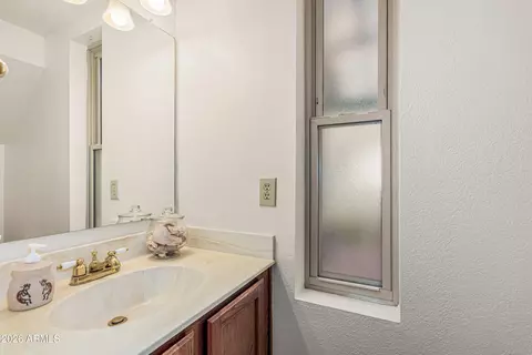 Bath - 9426 S 43rd Pl, Phoenix, AZ 85044 photo 1 of 3