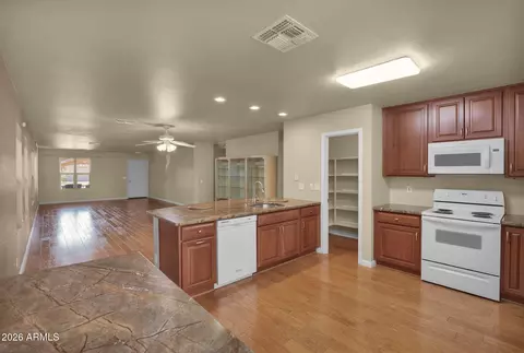 Kitchen - 1074 E Arabian Dr, Gilbert, AZ 85296 photo 4 of 6