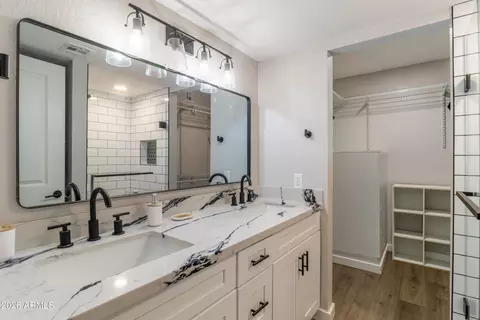 Bath - 1449 E Highland Ave #25, Phoenix, AZ 85014 photo 1 of 4
