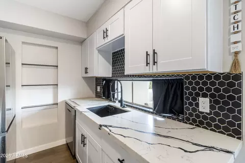Kitchen - 1449 E Highland Ave #25, Phoenix, AZ 85014 photo 1 of 1