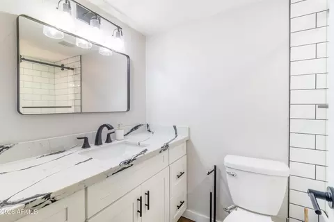 Bath - 1449 E Highland Ave #25, Phoenix, AZ 85014 photo 3 of 4