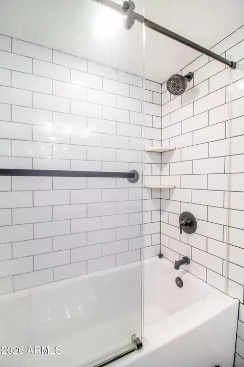 Bath - 1449 E Highland Ave #25, Phoenix, AZ 85014 photo 4 of 4